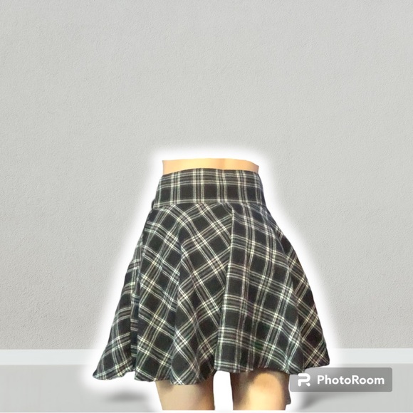 NWT PLAID Black and white flowy pleated MEDIUM mini skirt - Picture 4 of 4